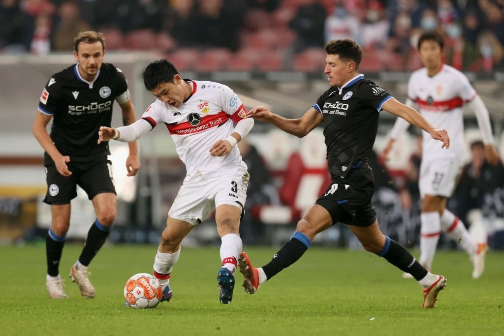 阿贾克斯发布备战花絮,窗口期单刀错失,德甲任务艰巨,轮换策略成焦点 阿贾克斯发布备战花絮,窗口期单刀错失,德甲任务艰巨,轮换策略成焦点