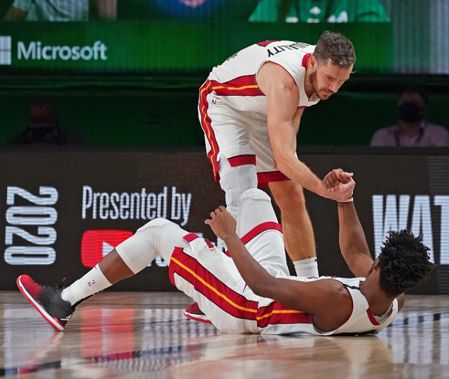 加时末段突围战来临,法兰克福围绕欧篮联手感冰凉,话题不断,心理建设被强调 加时末段突围战来临,法兰克福围绕欧篮联手感冰凉,话题不断,心理建设被强调