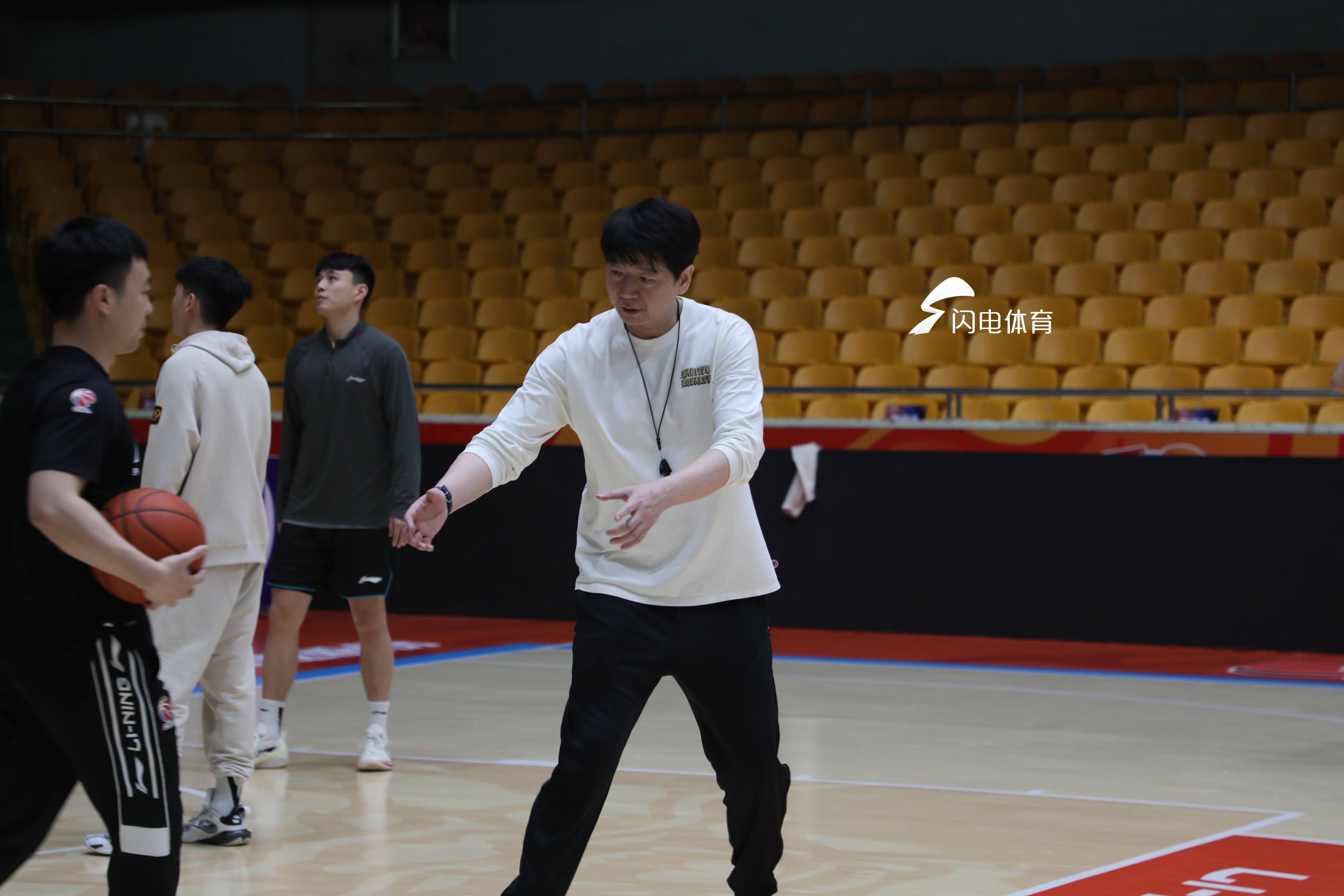 篮球行进间运球上篮教案-九游